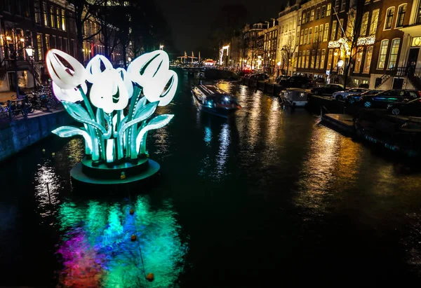 Amsterdam, Holandia - 11 stycznia 2017 roku: Rejs łodzie rush w nocy kanałów. Lekkie instalacje na noc kanały Amsterdamu w ramach festiwalu światła. 11 stycznia 2017 r. w Amsterdam - Holandia — Zdjęcie stockowe