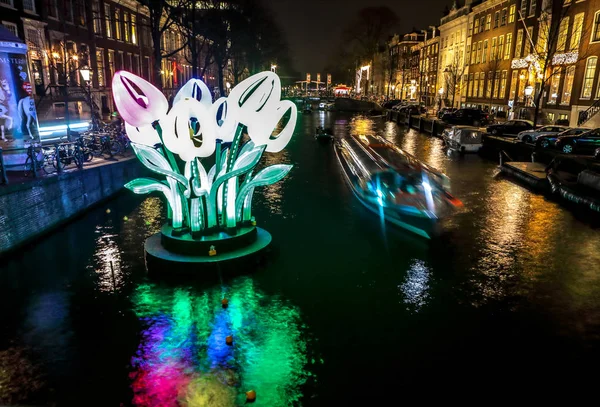 Amsterdam, Holandia - 11 stycznia 2017 roku: Rejs łodzie rush w nocy kanałów. Lekkie instalacje na noc kanały Amsterdamu w ramach festiwalu światła. 11 stycznia 2017 r. w Amsterdam - Holandia — Zdjęcie stockowe