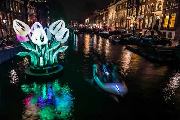 Amsterdam, Hollanda - 11 Ocak 2017: Cruise tekneler acele gece kanallarında. Amsterdam içinde ışık Festivali ışık teçhizatları gece Kanallar üzerinde. 11 Ocak 2017 yılında Amsterdam - Hollanda — Stok fotoğraf