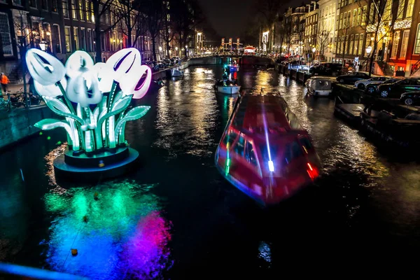 阿姆斯特丹，荷兰-2017 年 1 月 11 日︰ 巡航船冲在晚上运河。在夜晚运河阿姆斯特丹内光节日的灯光设施。2017 年 1 月 11 日在阿姆斯特丹-荷兰 — 图库照片