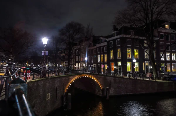 AMSTERDAM, PAÍSES BAJOS - 11 DE ENERO DE 2017: Hermosos canales nocturnos de Ámsterdam. 11 de enero de 2017 en Amsterdam - Países Bajos . — Foto de Stock