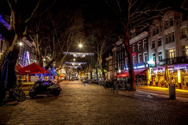 Amsterdam, Hollanda - 07 Ocak 2017: Bulanık siluetleri üzerinde 07 Ocak 2017 geçenler de Amsterdam - Hollanda Amsterdam, gece sokakları