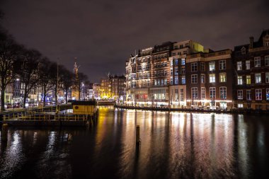 Amsterdam, Hollanda - 08 Ocak 2017: Şehir manzaraları gece Amsterdam merkezinin. Genel görüş Mimarlık ve şehir manzarası. 08 Ocak 2017 yılında Amsterdam - Hollanda.