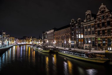 Amsterdam, Hollanda - 11 Ocak 2017: Güzel gece şehir Amsterdam kanalları. 11 Ocak 2017 yılında Amsterdam - Hollanda.