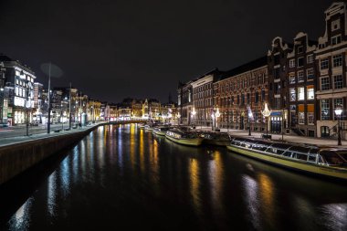 Amsterdam, Hollanda - 11 Ocak 2017: Güzel gece şehir Amsterdam kanalları. 11 Ocak 2017 yılında Amsterdam - Hollanda.