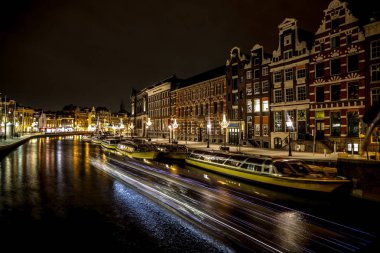 Amsterdam, Hollanda - 11 Ocak 2017: yolcu tekne hareket ile güzel bir gece şehir Amsterdam kanalları. 11 Ocak 2017 yılında Amsterdam - Hollanda.