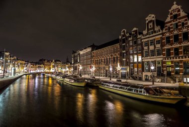 Amsterdam, Hollanda - 11 Ocak 2017: Güzel gece şehir Amsterdam kanalları. 11 Ocak 2017 yılında Amsterdam - Hollanda.