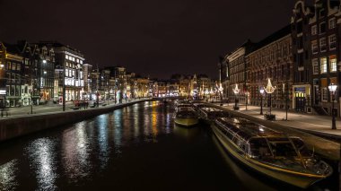 Amsterdam, Hollanda - 11 Ocak 2017: Güzel gece şehir Amsterdam kanalları. 11 Ocak 2017 yılında Amsterdam - Hollanda.