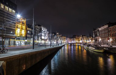 Amsterdam, Hollanda - 11 Ocak 2017: Güzel gece şehir Amsterdam kanalları. 11 Ocak 2017 yılında Amsterdam - Hollanda.