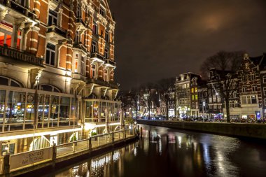 Amsterdam, Hollanda - 09 Ocak 2017: Şehir manzaraları gece Amsterdam merkezinin. Genel görüş Mimarlık ve şehir manzarası. 09 Ocak 2017 yılında Amsterdam - Hollanda.