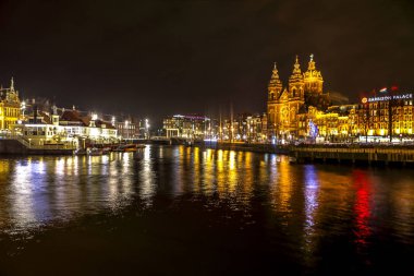 Amsterdam, Hollanda - 09 Ocak 2017: Şehir manzaraları gece Amsterdam merkezinin. Genel görüş Mimarlık ve şehir manzarası. 09 Ocak 2017 yılında Amsterdam - Hollanda.