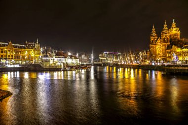 Amsterdam, Hollanda - 09 Ocak 2017: Şehir manzaraları gece Amsterdam merkezinin. Genel görüş Mimarlık ve şehir manzarası. 09 Ocak 2017 yılında Amsterdam - Hollanda.