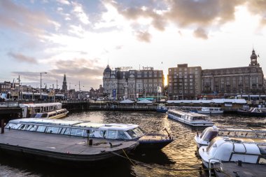 Amsterdam, Hollanda - 10 Ocak 2017: Ünlü vintage binalar ve Amsterdam city sun set adlı kanalları. Genel manzara görünümü. 10 Ocak 2017 - Amsterdam - Hollanda