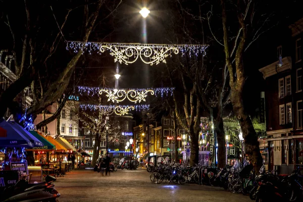 Amszterdam, Hollandia - 2017. január 07.: Éjszakai utcáin amszterdami, a homályos sziluettek a járókelő a 2017. január 07.-Amszterdam - Hollandia — Stock Fotó