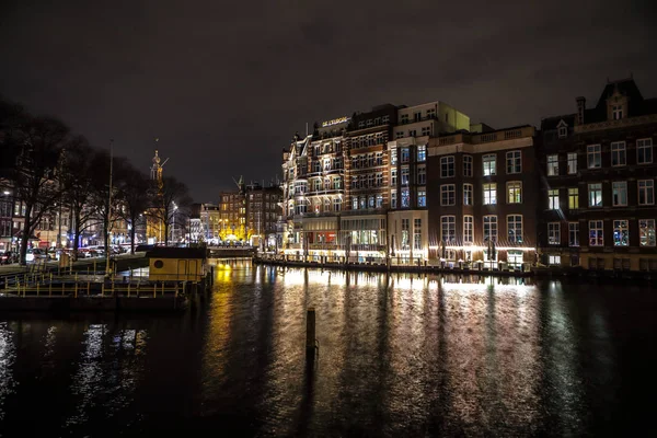 Amsterdam, Nizozemsko - 11. ledna 2017: Krásné noční město kanály v Amsterdamu. 11. ledna 2017, Amsterdam - Holandsko. — Stock fotografie