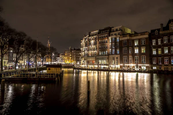 AMSTERDAM, PAÍSES BAJOS - 08 DE ENERO DE 2017: Atracciones turísticas de Ámsterdam centro por la noche. Vistas generales del paisaje y la arquitectura de la ciudad. enero 08, 2017 en Amsterdam - Países Bajos . — Foto de Stock