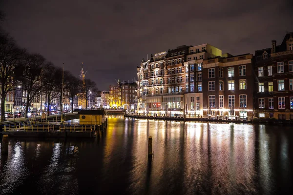 AMSTERDAM, PAÍSES BAJOS - 08 DE ENERO DE 2017: Atracciones turísticas de Ámsterdam centro por la noche. Vistas generales del paisaje y la arquitectura de la ciudad. enero 08, 2017 en Amsterdam - Países Bajos . — Foto de Stock