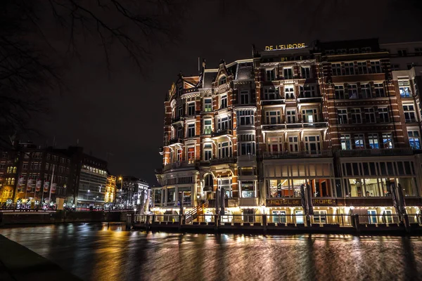 Amsterdam, Nizozemsko - 08 ledna 2017: Památky města Amsterdam Centre v noci. Celkový pohled městské krajiny a architektury. 08. ledna 2017, Amsterdam - Nizozemsko. — Stock fotografie