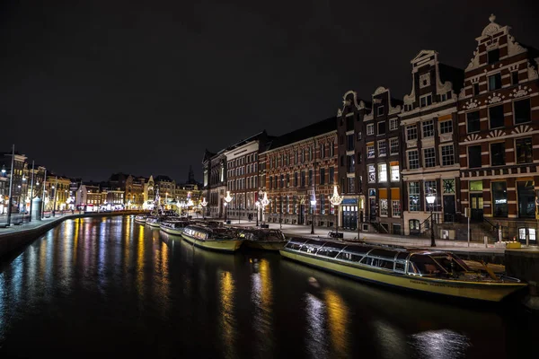 AMSTERDAM, PAYS-BAS - 11 JANVIER 2017 : Beaux canaux nocturnes d'Amsterdam. 11 janvier 2017 à Amsterdam - Pays-Bas . — Photo