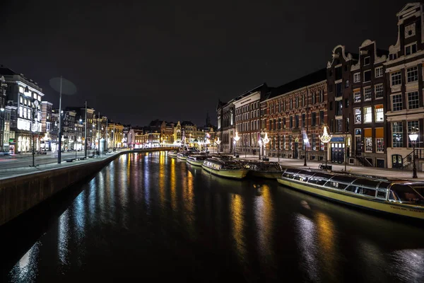 AMSTERDAM, PAÍSES BAJOS - 11 DE ENERO DE 2017: Hermosos canales nocturnos de Ámsterdam. 11 de enero de 2017 en Amsterdam - Países Bajos . — Foto de Stock