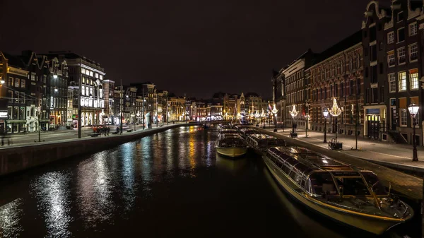 Amsterdam, Nizozemsko - 11. ledna 2017: Krásné noční město kanály v Amsterdamu. 11. ledna 2017, Amsterdam - Holandsko. — Stock fotografie