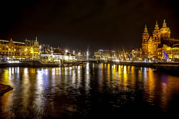 AMSTERDAM, PAYS-BAS - 09 JANVIER 2017 : Visites nocturnes du centre d'Amsterdam. Vue générale sur le paysage et l'architecture de la ville. 09 janvier 2017 à Amsterdam - Pays-Bas . — Photo