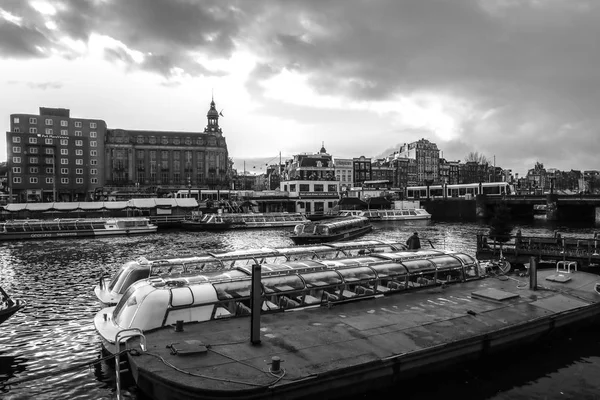 Amsterdam, Nederländerna - 10 januari 2017: Berömda vintage byggnader & chanels på Amsterdam city vid solnedgången. De allmänna liggande vy. 10 januari 2017 - Amsterdam - Nederländerna — Stockfoto