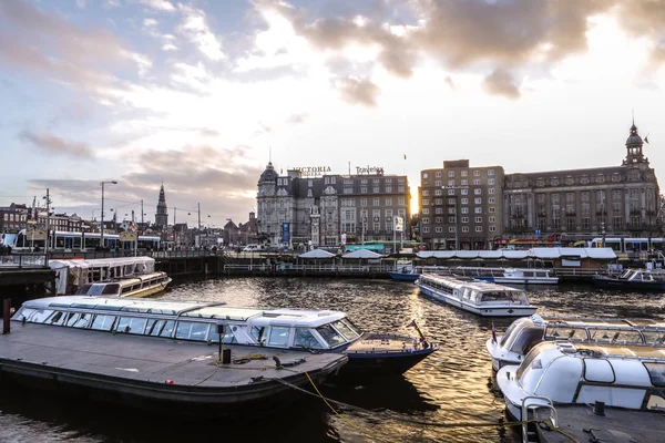 Amsterdam, Hollanda - 10 Ocak 2017: Ünlü vintage binalar ve Amsterdam city sun set adlı kanalları. Genel manzara görünümü. 10 Ocak 2017 - Amsterdam - Hollanda — Stok fotoğraf