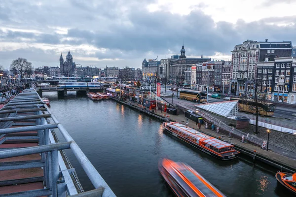 Amsterdam, Nederländerna - 10 januari 2017: Berömda vintage byggnader & chanels på Amsterdam city vid solnedgången. De allmänna liggande vy. 10 januari 2017 - Amsterdam - Nederländerna — Stockfoto