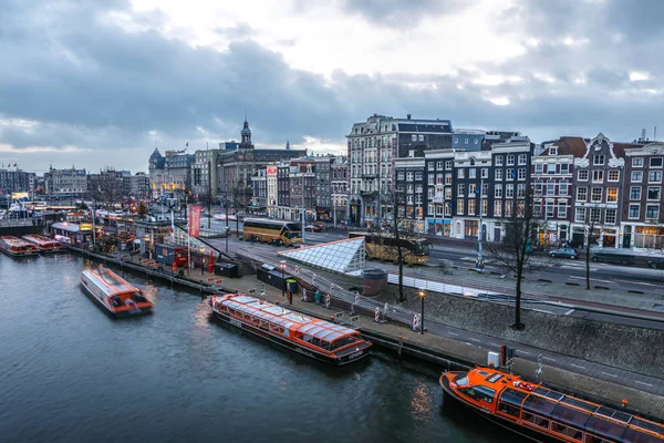 Amsterdam, Nederland - 10 januari 2017: Beroemde vintage gebouwen & chanels van Amsterdam stad bij zonsondergang. Algemene landschapsmening. 10 januari 2017 - Amsterdam - Nederland — Stockfoto