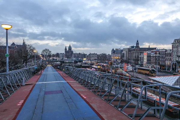 암스테르담, 네덜란드-1 월 10 일, 2017: 암스테르담 도심에서 자전거의 3 레벨 주차. 2017 년 1 월 10 일-네덜란드 암스테르담에서. — 스톡 사진