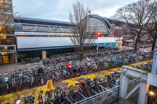 AMSTERDAM, PAESI BASSI - 10 GENNAIO 2017: Parcheggio a tre livelli di biciclette nel centro di Amsterdam. gennaio 10, 2017 in Amsterdam - Olanda . — Foto Stock