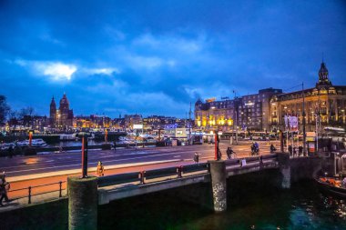 Amsterdam, Hollanda - 12 Ocak 2017: Old Dutch köprüsü üzerinde 12 Ocak 2017 rush bulutlar karşı gece anda de Amsterdam - Hollanda.