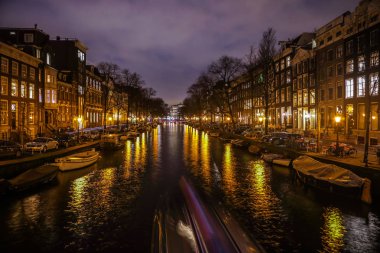 Amsterdam, Hollanda - 12 Ocak 2017: yolcu tekne hareket ile güzel bir gece şehir Amsterdam kanalları. 12 Ocak 2017 yılında Amsterdam - Hollanda.