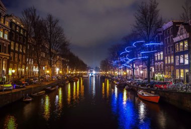 Amsterdam, Hollanda - 12 Ocak 2017: Güzel gece şehir Amsterdam kanalları. 12 Ocak 2017 yılında Amsterdam - Hollanda.