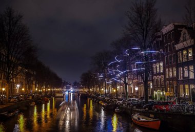 Amsterdam, Hollanda - 12 Ocak 2017: yolcu tekne hareket ile güzel bir gece şehir Amsterdam kanalları. 12 Ocak 2017 yılında Amsterdam - Hollanda.