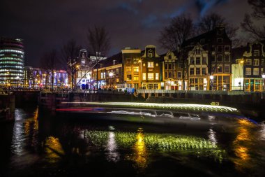 Amsterdam, Hollanda - 12 Ocak 2017: yolcu tekne hareket ile güzel bir gece şehir Amsterdam kanalları. 12 Ocak 2017 yılında Amsterdam - Hollanda.