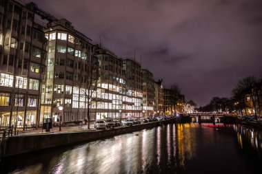 Amsterdam, Hollanda - 12 Ocak 2017: Güzel gece şehir Amsterdam kanalları. 12 Ocak 2017 yılında Amsterdam - Hollanda.