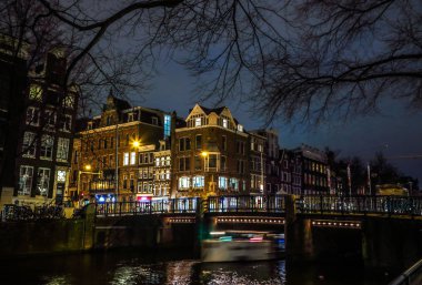 Amsterdam, Hollanda - 12 Ocak 2017: yolcu tekne hareket ile güzel bir gece şehir Amsterdam kanalları. 12 Ocak 2017 yılında Amsterdam - Hollanda.