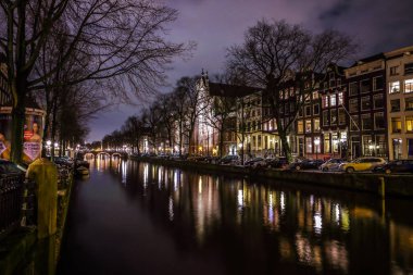 Amsterdam, Hollanda - 12 Ocak 2017: Güzel gece şehir Amsterdam kanalları. 12 Ocak 2017 yılında Amsterdam - Hollanda.
