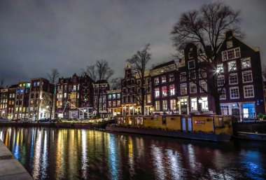 Amsterdam, Hollanda - 12 Ocak 2017: Güzel gece şehir Amsterdam kanalları. 12 Ocak 2017 yılında Amsterdam - Hollanda.