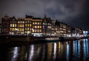 Amsterdam, Hollanda - 12 Ocak 2017: Güzel gece şehir Amsterdam kanalları. 12 Ocak 2017 yılında Amsterdam - Hollanda.