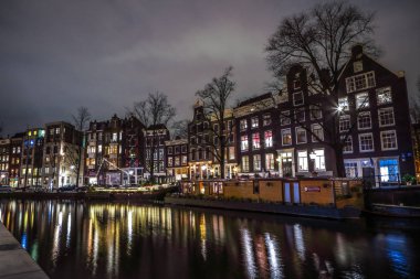 Amsterdam, Hollanda - 12 Ocak 2017: Güzel gece şehir Amsterdam kanalları. 12 Ocak 2017 yılında Amsterdam - Hollanda.