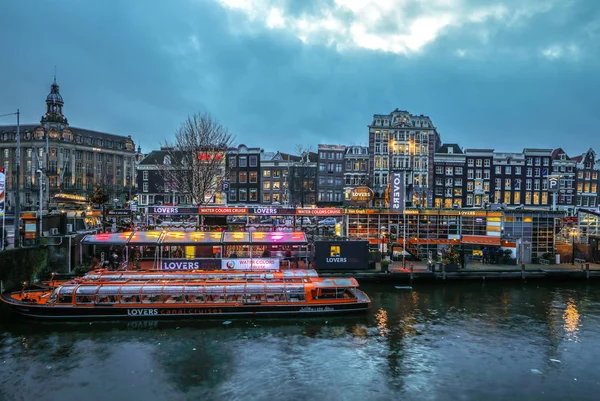 Amsterdam, Holandia - 10 stycznia 2017: Słynne budynki vintage & kanałach Amsterdamu na zachód słońca. Widok ogólny krajobraz. 10 stycznia 2017 - Amsterdam - Holandia — Zdjęcie stockowe