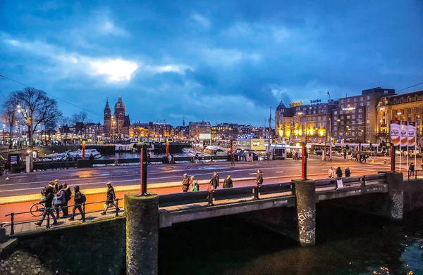 AMSTERDAM, PAÍSES BAJOS - 12 DE ENERO DE 2017: Antiguo puente holandés por la noche contra las nubes agitadas el 12 de enero de 2017 en Amsterdam - Países Bajos . — Foto de Stock