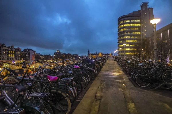 阿姆斯特丹，荷兰-2017 年 1 月 10 日︰ 三级停泊的自行车在阿姆斯特丹市中心。2017 年 1 月 10 日在阿姆斯特丹-荷兰. — 图库照片