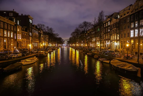 АМСТЕРДАМ, НИДЕРЛАНДЫ - 12 ЯНВАРЯ 2017: Красивые ночные городские каналы Амстердама. Январь 12, 2017 в Амстердаме - Нидерланды . — стоковое фото