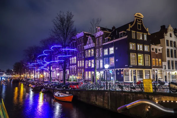 AMSTERDAM, PAYS-BAS - 12 JANVIER 2017 : Beaux canaux nocturnes d'Amsterdam. 12 janvier 2017 à Amsterdam - Pays-Bas . — Photo