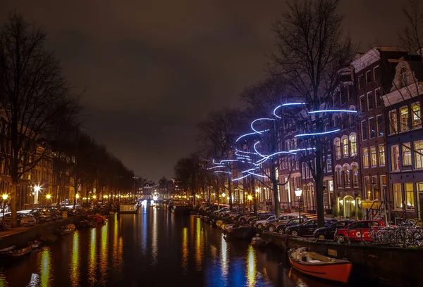 AMSTERDAM, PAÍSES BAJOS - 12 DE ENERO DE 2017: Hermosos canales nocturnos de Ámsterdam. 12 de enero de 2017 en Amsterdam - Países Bajos . — Foto de Stock