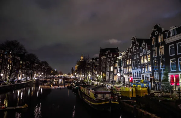 AMSTERDAM, PAÍSES BAJOS - 10 DE ENERO DE 2017: Famosos edificios antiguos de la ciudad de Ámsterdam por la noche. Vista general del paisaje en la tradición Arcitectura holandesa. enero 10, 2017 - Amsterdam - Países Bajos — Foto de Stock